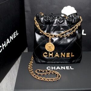 Chanel Mini 22